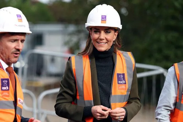 Kate Middleton’dan Dikkat Çeken Ziyaret: Baret ve Reflektörlü Yelek Giydi